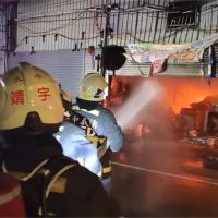 台中太平冷氣工廠火警 延燒5民宅幸無人傷