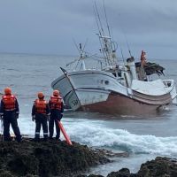漁船觸礁岸際擱淺 海巡緊急救援