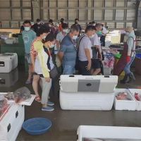 竹圍漁港身分證分流 　民眾湧周邊攤販「群聚」