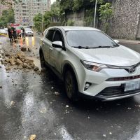 快新聞／新北康寧街山壁落石掉落砸中車輛　無釀傷亡外側車道暫封閉