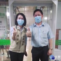 台南市政顧問王平川、蔣琦君　媒合企業捐贈市府防疫消毒門