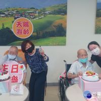 新竹榮家「微解封」　祝賀兩位百歲爺爺健康如意