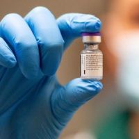 授權「高端」疫苗緊急使用，為何引發激烈辯論？