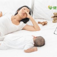 你正與寶寶同睡嗎？　當心暴露「嬰兒猝死症候群」風險