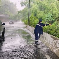 田寮巡警雨中親力親為 徒手清除水溝雜物護交安