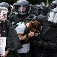 抗議防疫令！柏林警民衝突　600人遭拘捕