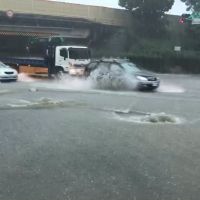 快新聞／台南市區豪雨狂炸道路大積水　車輛駛過水花濺起近1輛車高度