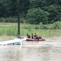 快新聞／台南復康巴士受困積水險滅頂　車內3人順利獲救