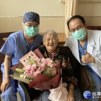 百歲人瑞卵巢腫瘤動刀　新竹國泰多科醫師聯手摘除