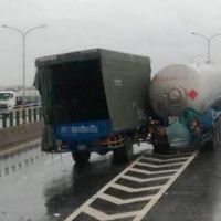 天雨路滑　彰化西濱公路大貨車擦撞油罐車一人傷
