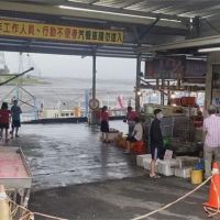 彰化海線泡水中　塭仔港塞滿漁船避風雨