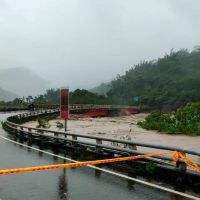 影／豪雨猛炸！高雄山區撤離2160人　南橫明霸克露橋被沖垮