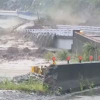 高雄明霸克露橋斷500人受困 國軍運送物資