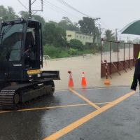 大雨驟降市區積水　警避免危害管制車輛