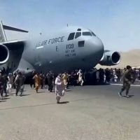 塔利班進駐阿富汗民眾冒死攀爬飛機逃難 當地女性泣訴：我們會死在歷史上