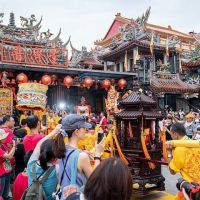【趣吧】喚醒傳統文化魂!隨台劇《神之鄉》遊大溪,加碼推薦實境遊戲&韭菜花田