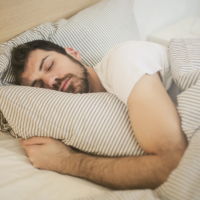 研究曝「睡覺防疫法」染疫風險降12% 5大助眠營養素多吃點！