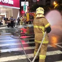 快新聞／台南東區東寧、東安路口驚傳瓦斯外洩 消防人員灑水稀釋