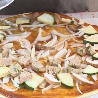 鯊魚餅.松阪豬入菜 創意披薩口味「超台」