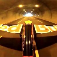 義特技飛行員柯斯塔 駕機低空穿隧道創金氏紀錄