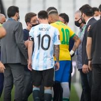 梅西.內馬爾對決被打斷　巴西警方闖球場抓違反防疫選手