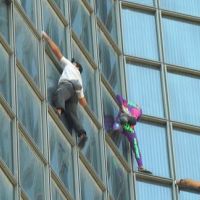 法國蜘蛛俠羅貝爾 領軍年輕人爬上百米高樓