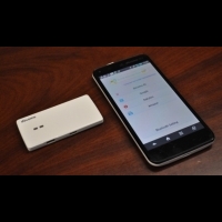【科技新報】 不用內裝 SIM 卡也可打電話，日本 Docomo 展出外接式 SIM 卡裝置