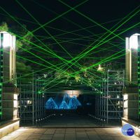 新竹光臨藝術節「科技未來」點亮　百道雷射光束打造綠色光廊