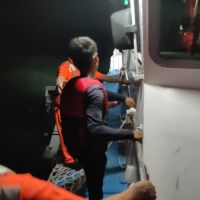 漁員出海作業遲未歸 漁船翻覆待救援
