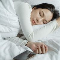提早1小時上床睡覺 最新研究：可大降23%重度憂鬱症風險