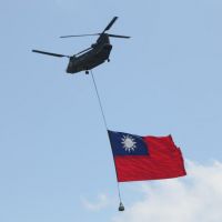 國慶預演／亮點搶先曝光 重型直昇機吊掛巨幅國旗迎風飄揚