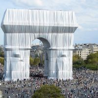 巴黎凱旋門穿新衣！用25,000平方米銀藍色塑料+3000公尺紅纜繩包裹，完成藝術家遺願