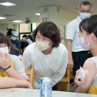 嘉義市長黃敏惠關心學生施打BNT疫苗情形