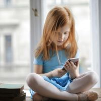 放任孩子床上玩手機、平板… 研究曝：近6成學校課業受影響