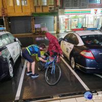愛爾蘭情侶單車環島遇颱風全身溼透　警熱情伸援手