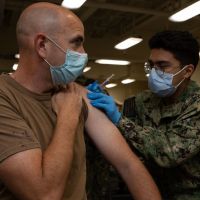 美國海軍祭鐵腕　拒打新冠疫苗開除