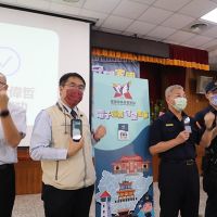 臺南市實施電子巡簽警局今發表  黃偉哲親臨體驗力讚系統便利、優化勤務效益