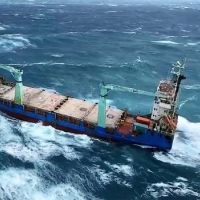澎東北季風肆虐　中國籍信燕輪吉貝海域失去動力救起14名船員