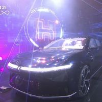 【鴻海科技日】3款MIT電動車亮相　郭台銘71歲生日親駕「電動轎跑」帥氣登場