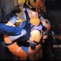 蚵子寮港區父女落水 海巡遙控式動力救生圈成功馳援