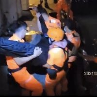 蚵子寮港區父女雙雙落水 海巡遙控式動力救生圈成功馳援