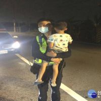 5歲男童深夜偷溜出門哭找阿嬤　員警抱起送回家