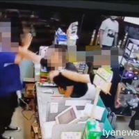 【有片】兇狠男被勸戴口罩超不爽 動手推人毆打超商店員