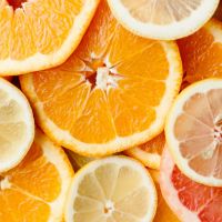 「橘子皮」是最佳天然清潔劑，酪梨可當髮膜 ，優格敷臉效果不錯...這6種食物吃完別急著丟！