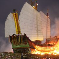 東港迎王清晨送王儀式燒王船 平安祭典落幕