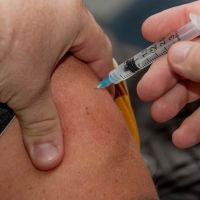 59.4萬劑AZ疫苗將抵台 指揮中心：地方政府合約醫療院所提供未預約疫苗者接種BNT或AZ