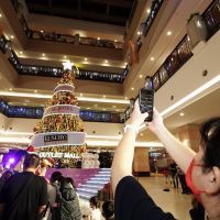 義大世界購物廣場今(20)點亮南臺灣室內最高聖誕樹