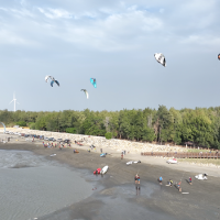 雲林首屆風箏衝浪公開賽　吸引各地風箏衝浪愛好者乘風踏浪