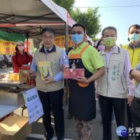 安定胡麻節接力開幕　黃偉哲製作麻油飯分享民眾