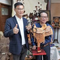 鹿港藝術村皮雕藝師施敦仁 「馬鞍」參賽獲冠軍